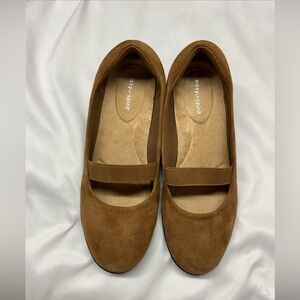 Easy Spirit Women's Tan Loafers